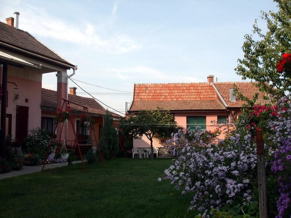 Lugas Szallas Jaszbereny Exterior photo