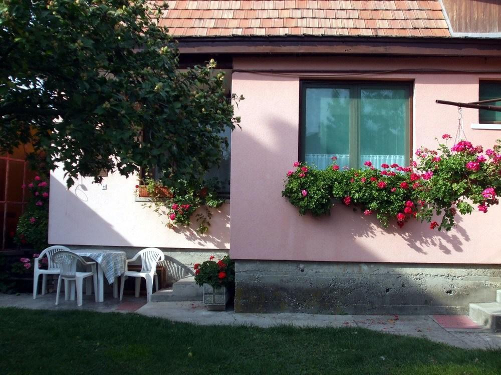 Lugas Szallas Jaszbereny Exterior photo