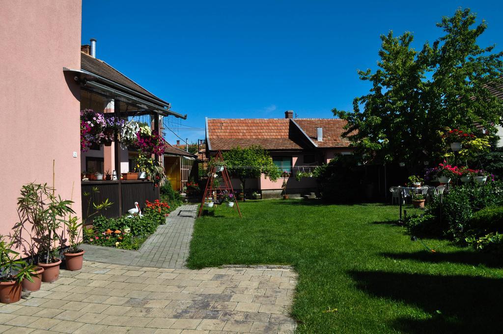 Lugas Szallas Jaszbereny Exterior photo