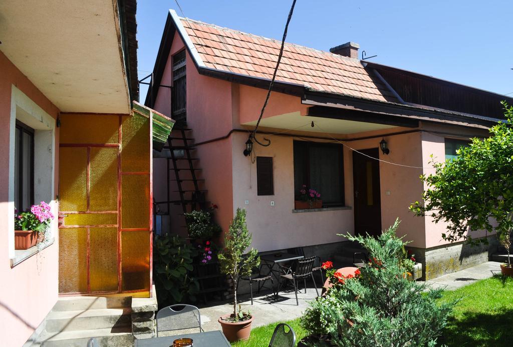 Lugas Szallas Jaszbereny Exterior photo