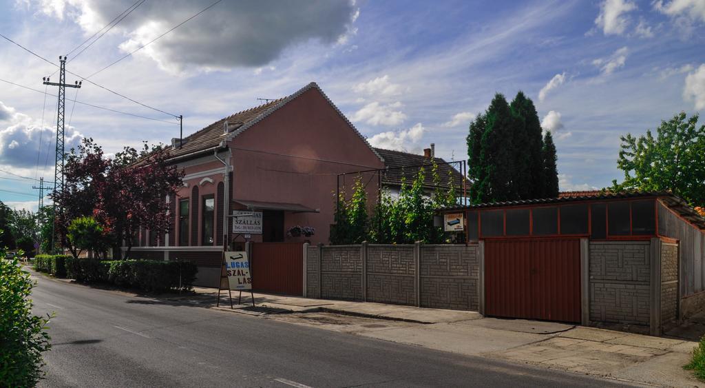 Lugas Szallas Jaszbereny Exterior photo